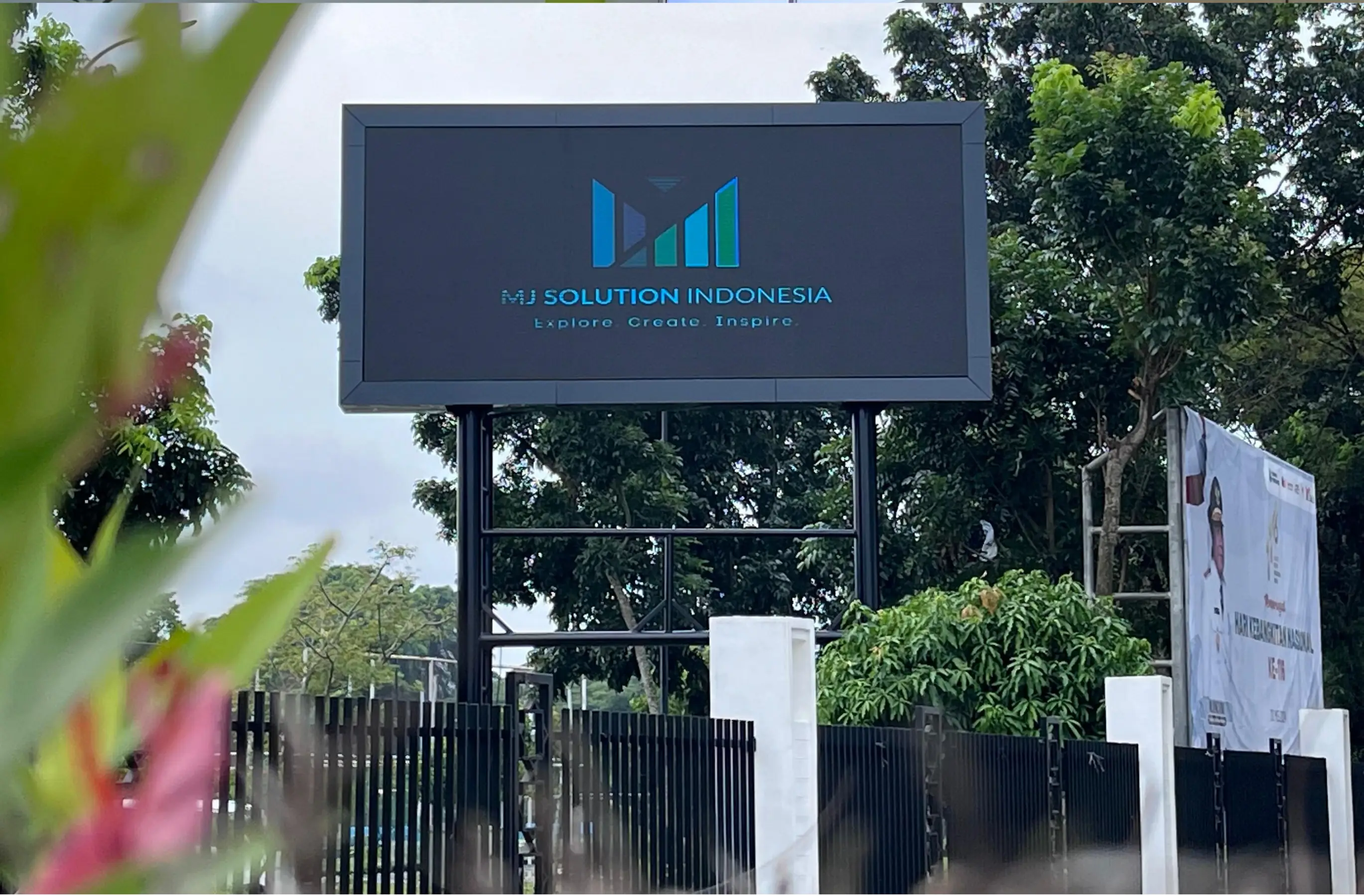 Improving Information Effectiveness at KEMENLU with LED Outdoor Display-1